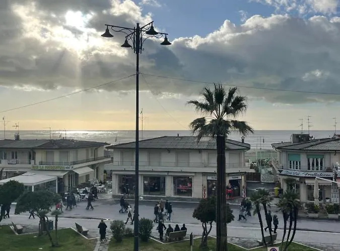 Fronte Mare Con Parcheggio Privato شقة فياريجيو